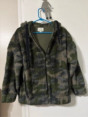 Offline by Aerie green camo sherpa hooded jacket xs